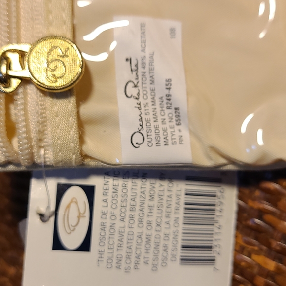 2 piece Oscar de la Renta cosmetic bags - Picture 5 of 9